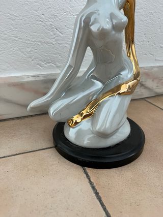 Figura Art Déco porcelana gris dorada