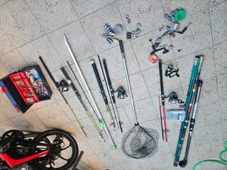 Cañas de pescar usadas y dos redes de sacar el pez