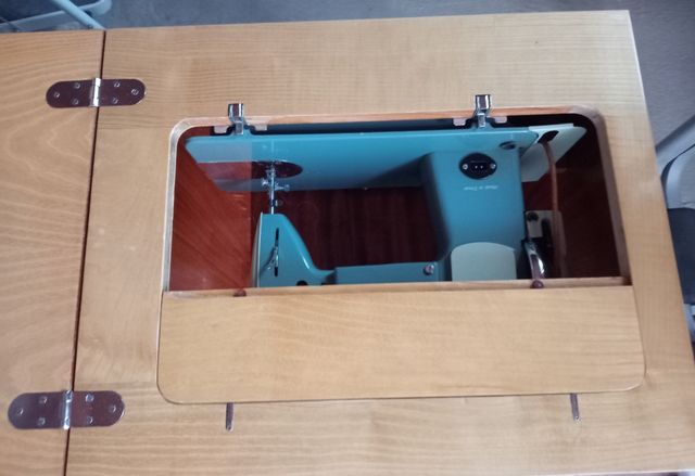 Máquina coser Alfa Royale antigua de pedal