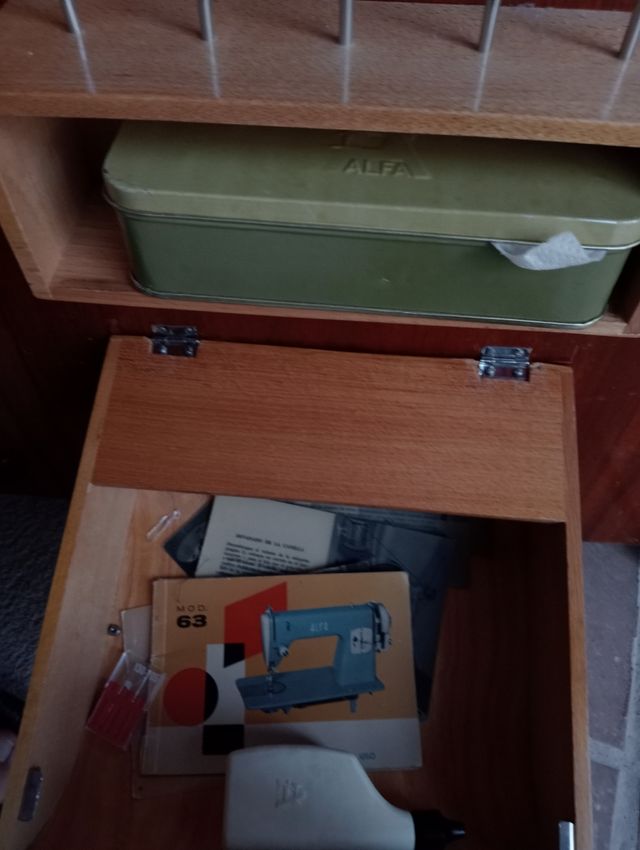 Máquina coser Alfa Royale antigua de pedal