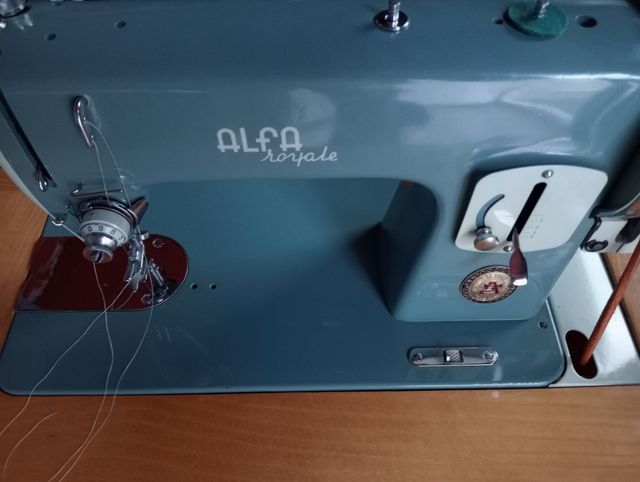 Máquina coser Alfa Royale antigua de pedal