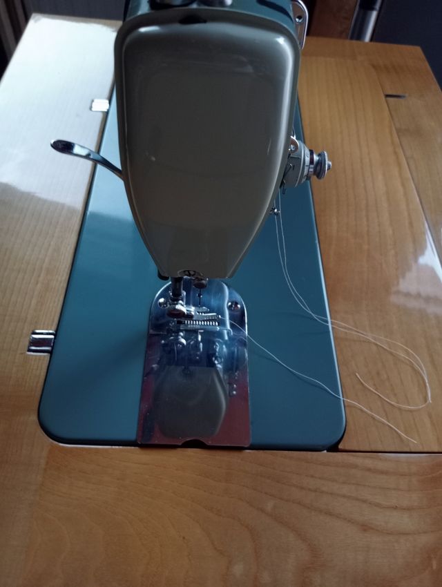 Máquina coser Alfa Royale antigua de pedal