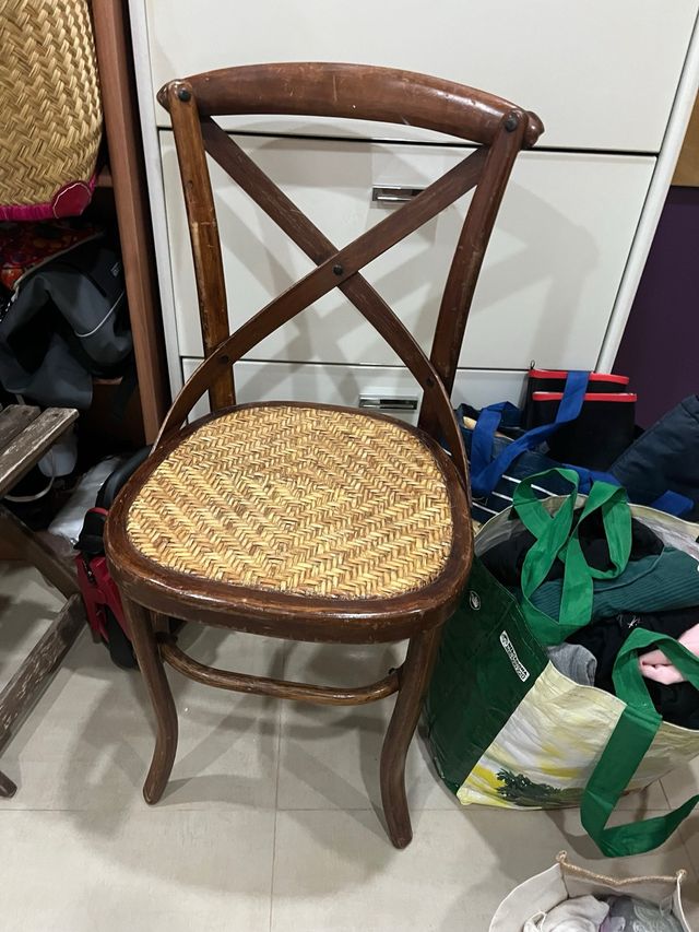 Silla vintage de madera y mimbre