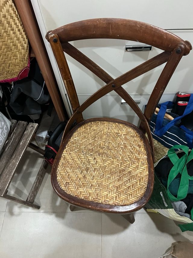 Silla vintage de madera y mimbre