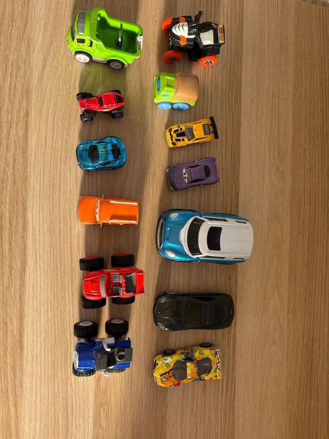 12 Coches de juguete
