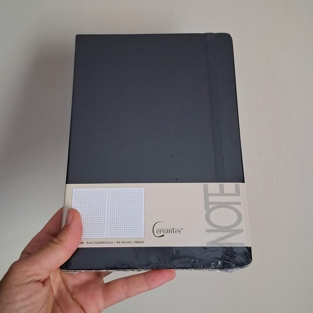 Libreta tapa dura negra cuadriculada 