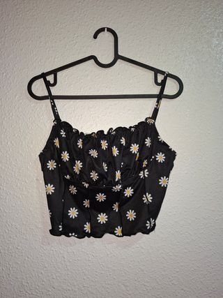 Top corto flores - blanco y negro
Marca Shein