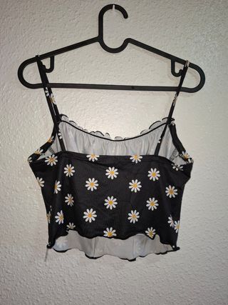Top corto flores - blanco y negro
Marca Shein
