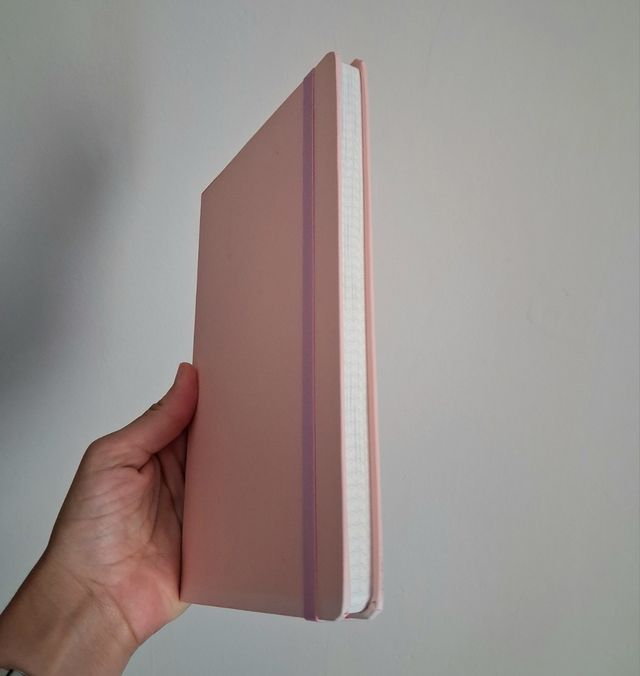 Libreta tapa dura rosa claro cuadriculada 