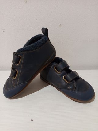 Zapato feroz respetuoso bebé