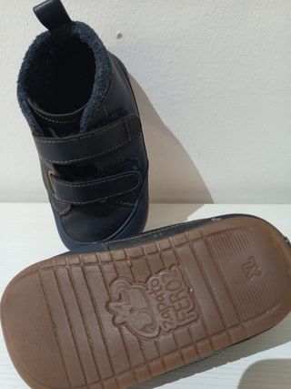 Zapato feroz respetuoso bebé
