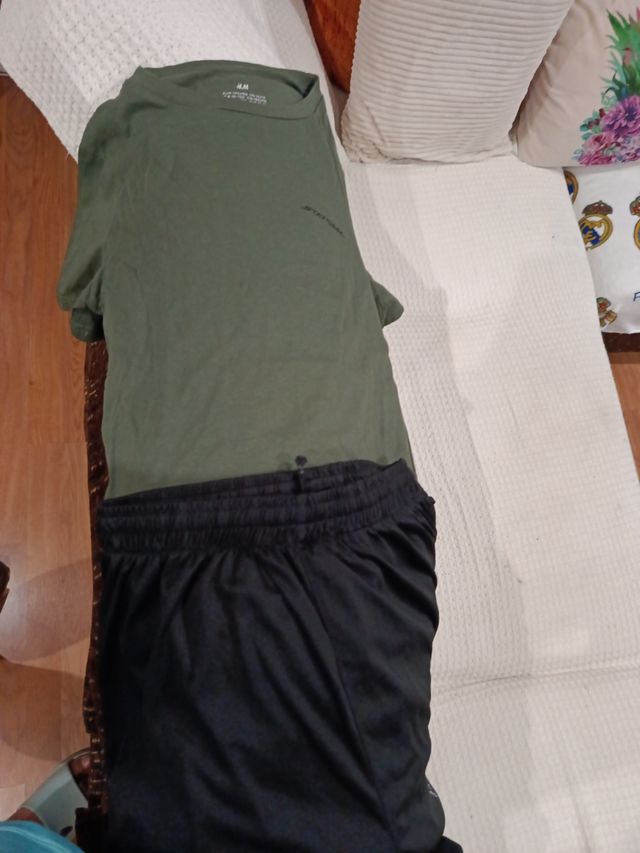 Conjunto H&M - Camiseta verde oliva + Short negro