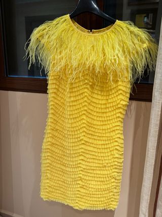 Vestido fiesta amarillo plumas