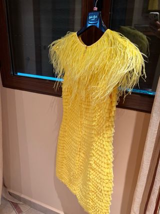 Vestido fiesta amarillo plumas
