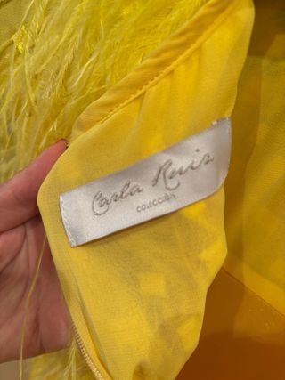 Vestido fiesta amarillo plumas