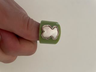 Anillo Tous verde plata con el oso nacarado