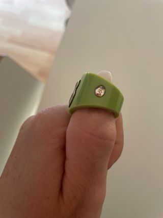 Anillo Tous verde plata con el oso nacarado