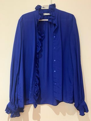 Blusa Zara azul con volantes