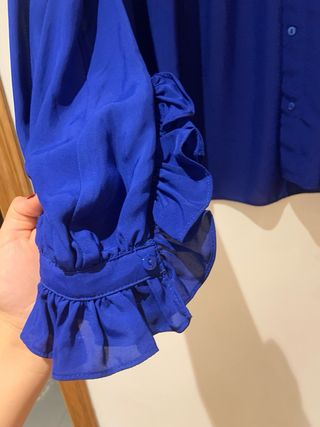 Blusa Zara azul con volantes