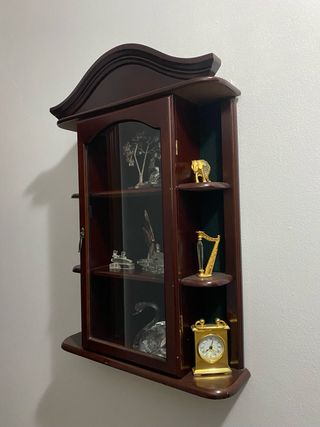 Vitrina madera oscura con cristal
