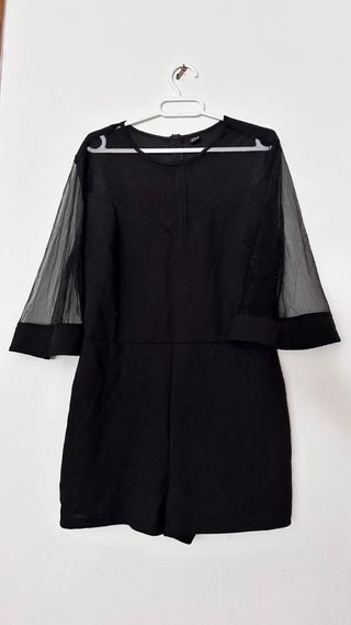 Vestido negro con mangas transparentes