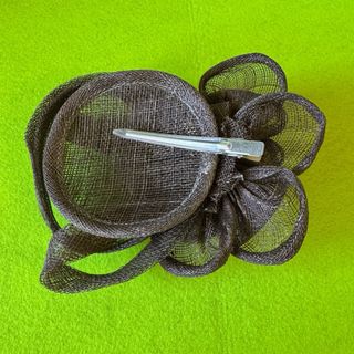 Tocado Fiesta Marrón Elegante