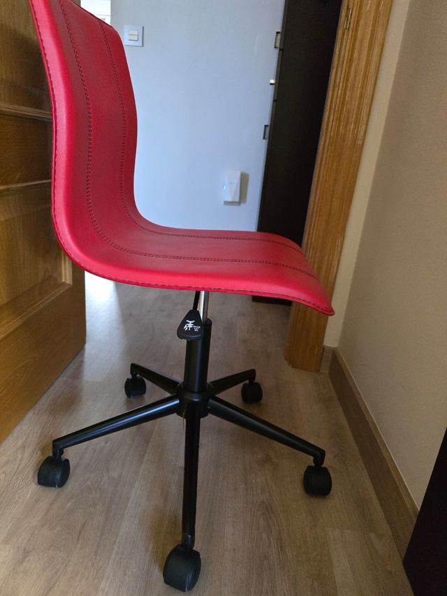 Silla giratoria roja - Oficina
