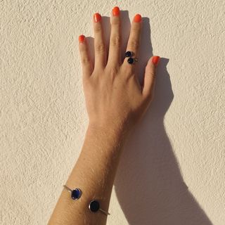 Brazaletes 2 bolas de acero inoxidable y resina.