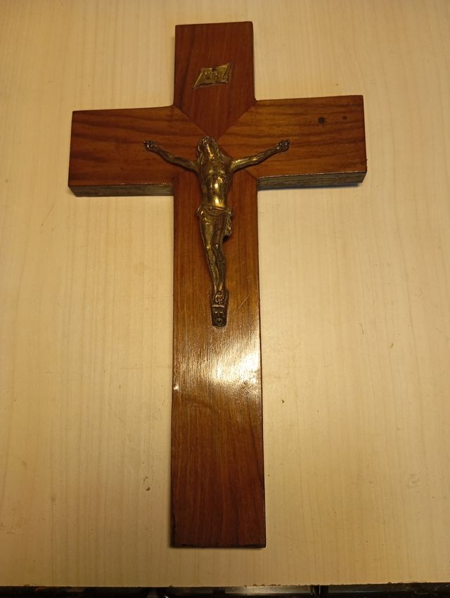 Crucifijo antiguo de madera
