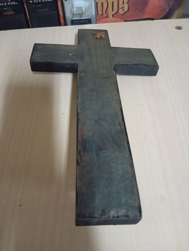 Crucifijo antiguo de madera