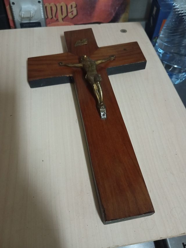 Crucifijo antiguo de madera