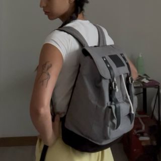 Mochila gris TRICERA - espacio para el Ordenador