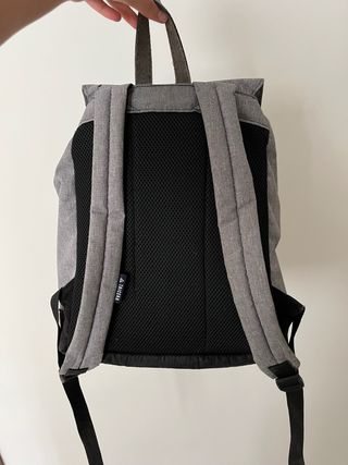Mochila gris TRICERA - espacio para el Ordenador