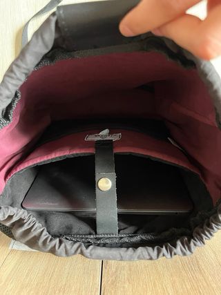 Mochila gris TRICERA - espacio para el Ordenador