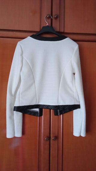 Torera blanca c/ ribetes negros