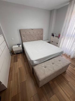 Cama beige con baúl