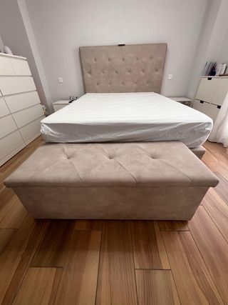 Cama beige con baúl