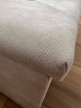 Cama beige con baúl