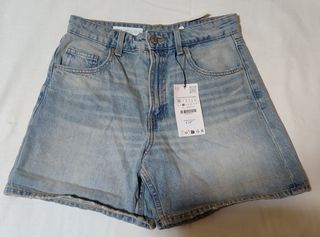 BERMUDA DENIM TRF MOM FIT TIRO ALTO. Talla S. ZARA