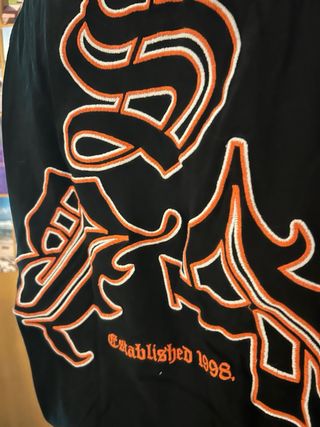 Camiseta béisbol Bershka negra-naranja