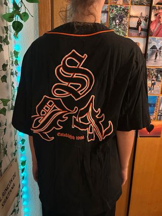 Camiseta béisbol Bershka negra-naranja