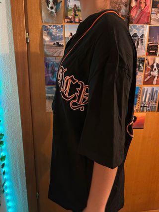 Camiseta béisbol Bershka negra-naranja