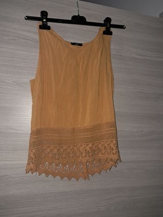 Top estivo giallo ocra in pizzo