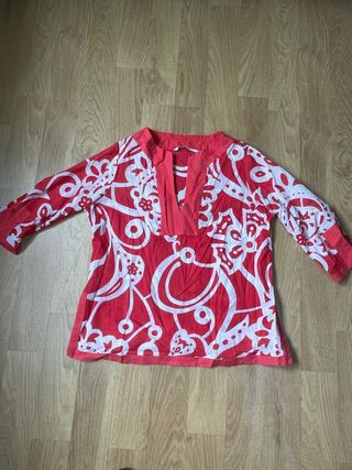 Blusa roja estampada