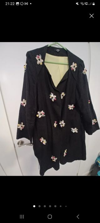 Chaqueta negra con flores-talla 46,48 
