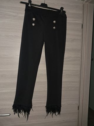 Pantaloni eleganti neri con piume