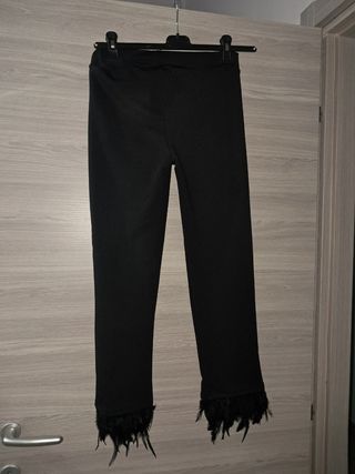 Pantaloni eleganti neri con piume