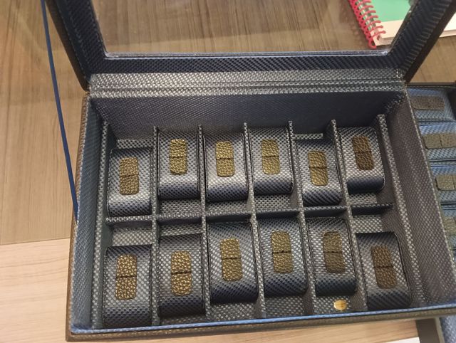 Joyero 24 compartimentos.