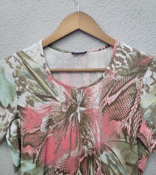 Blusa estampada beige y rosa