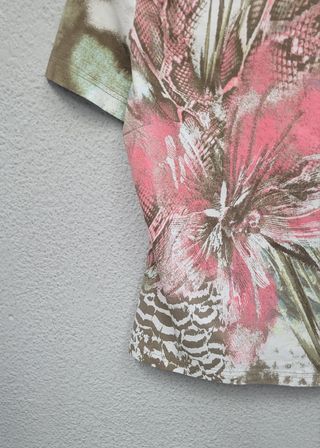 Blusa estampada beige y rosa